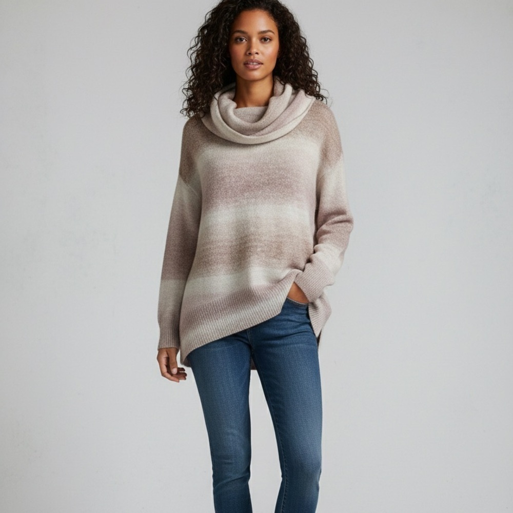 American Eagle Outfitters Beige and White Sweater